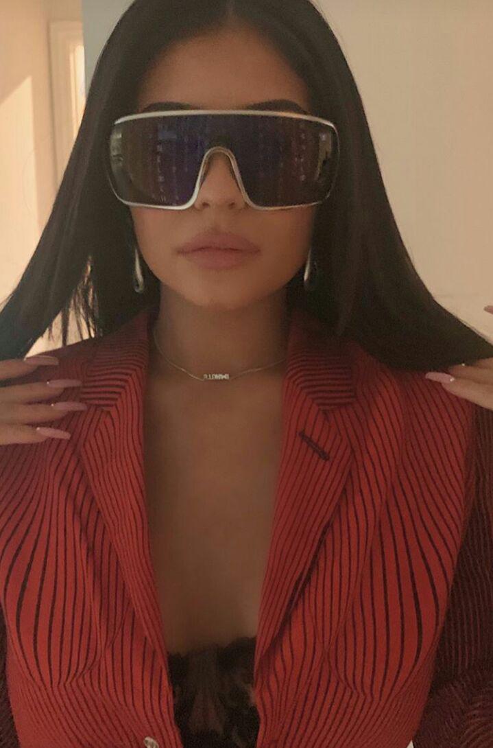 В объемном пиджаке и кружевном белье: Кайли Дженнер поделилась пикантными снимками